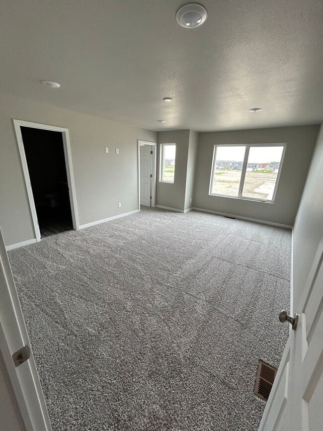 Photo - Exquisite 3-Bedroom Home with Modern Elegance and a Great Location!!