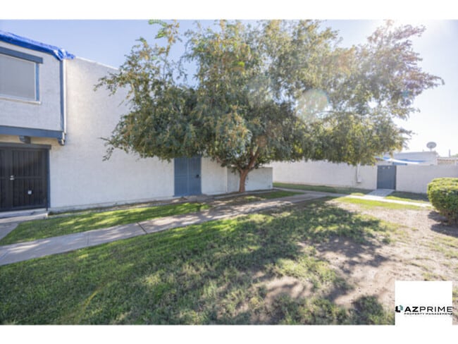 Building Photo - Your Perfect Phoenix Retreat - Gorgeous 2/1 Townhouse!