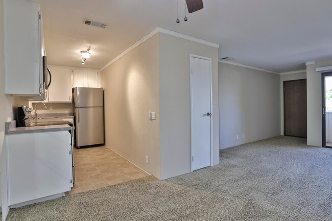 Photo - 2820 N Arcadia Ct Unidad B208