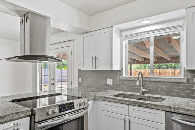 Photo - 720 E Broadway Ln