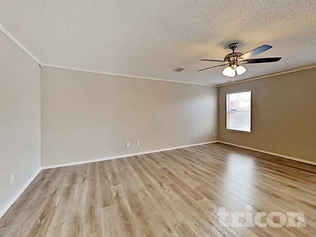 Photo - 1688 Wildrose Dr