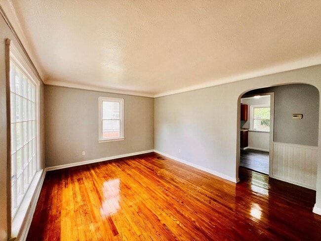 Photo - 8606 Rosewood Ave