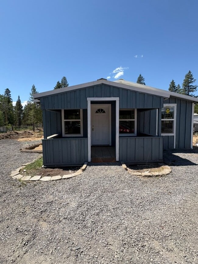 Freshly Remodeled 2 Bedroom Home - Freshly Remodeled 2 Bedroom Home