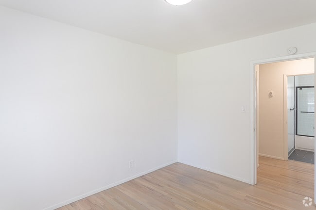 1BR, 1BA - 740 SF