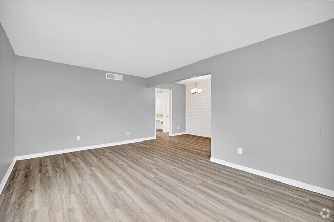 1BR, 1BA - 695SF - Living Room/Dining Room