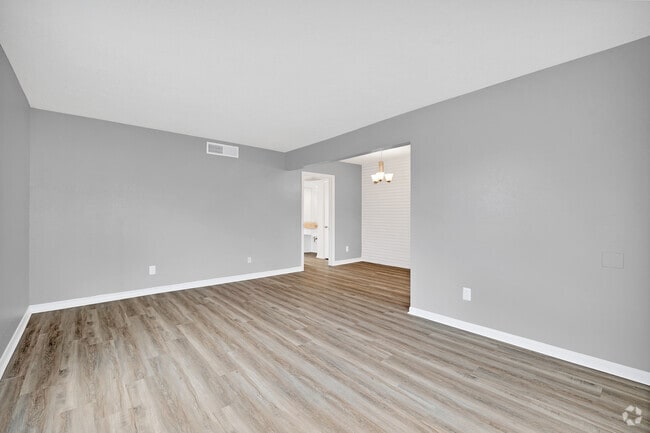 1BR, 1BA - 695SF - Living Room/Dining Room - Tara Hall