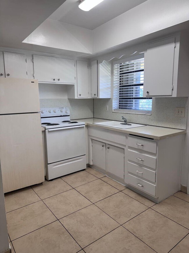 Photo - 890 NW 39th St Unit 2