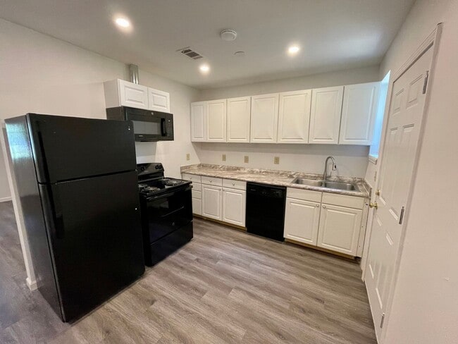 Photo - 208 Parkway W
