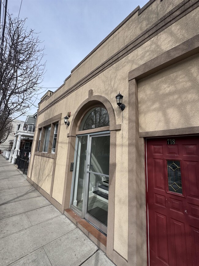 Building Photo - 720 27th St Unit 4