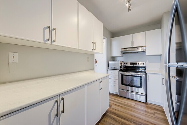 Photo - 40-2840 Homewood Ave