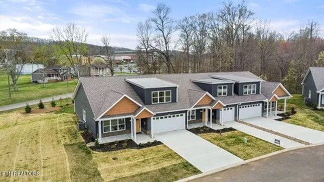 Building Photo - Powell 37849 - 4 Bedroom, 3 bath Condo - Contact Lisa Vineyard and Shannon Russell (865) 216-9334