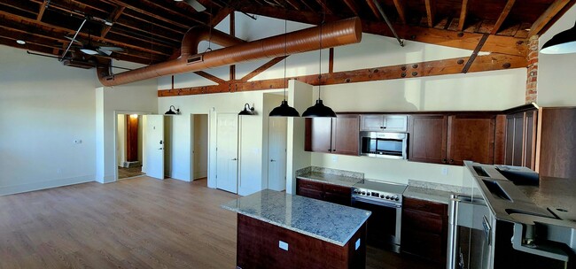 Photo - Flag Factory 10K Unidad Flag Factory- 10K