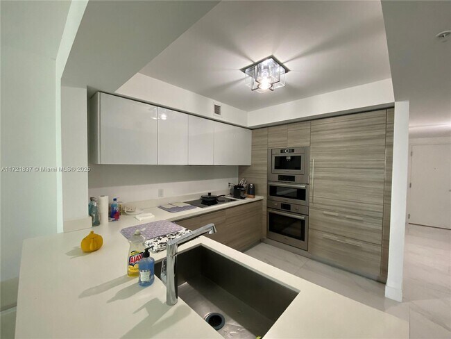 Photo - 300 Sunny Isles Blvd Unidad 4-703