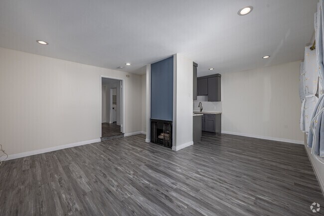 1BR, 1BA - 650SF - Dining Room - 14607 Gilmore St