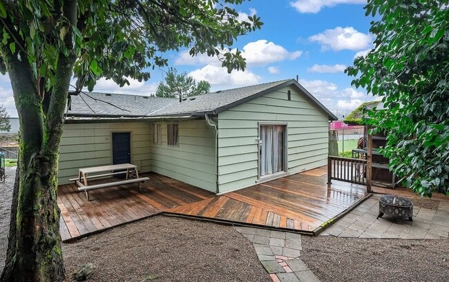 Building Photo - Remodeled 3 Bedroom, 1 Bath Home with Fenced Yard