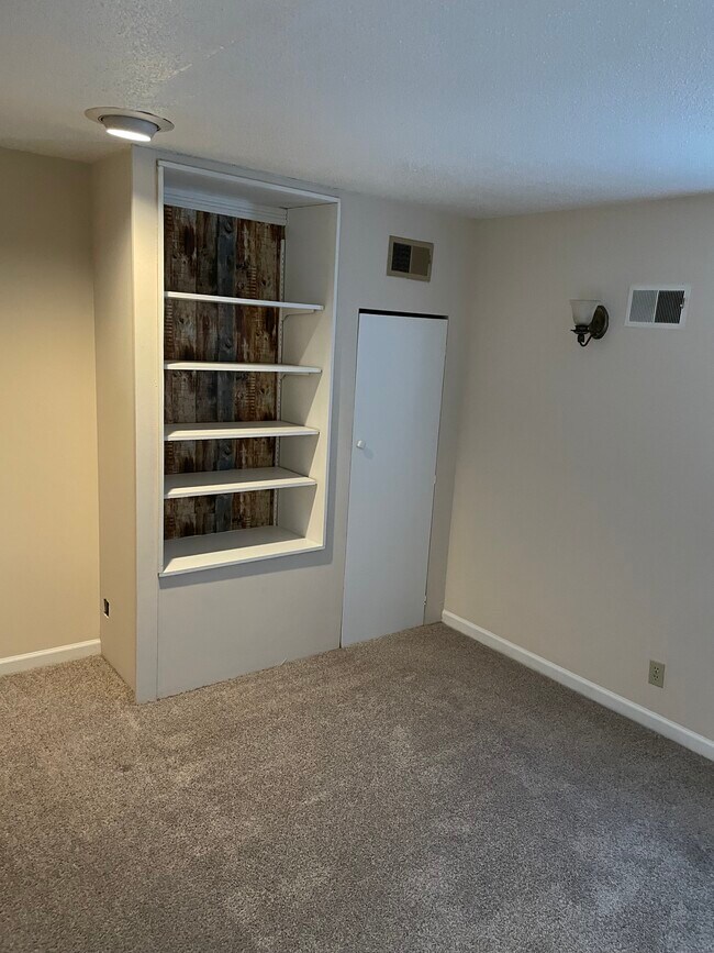 BEDROOM 1 - 807 W Mission Ave Unidad 3