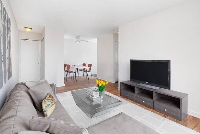 Photo - 450 West Melrose Apartments