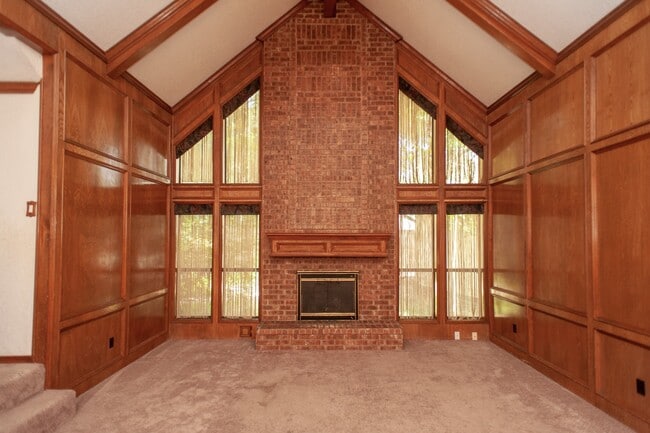 Building Photo - 2704 Pineneedle Ln