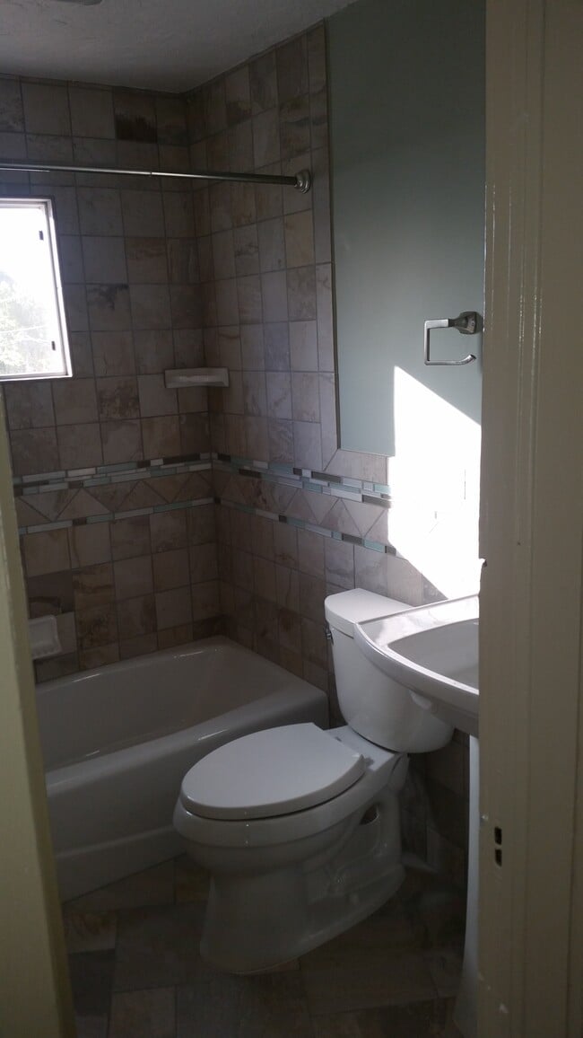 Building Photo - 1549 Idaho Ave Rental