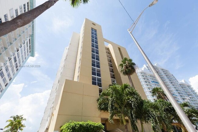 Building Photo - 5880 Collins Ave Unit 306