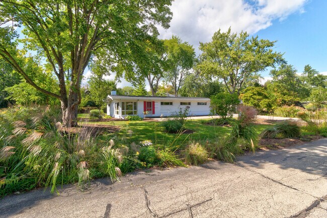 Photo - 334 Russet Ln