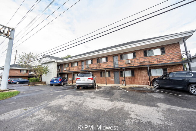 Building Photo - "Charming 2-Bedroom Apartment in Avon - Co... Unit 12