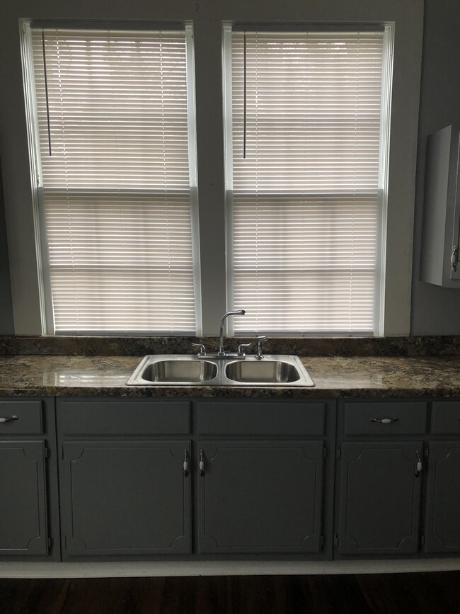 Building Photo - 903 1st Ave Unit B Rental