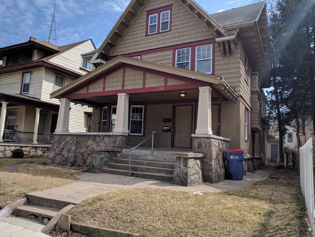 Building Photo - 1238 Wealthy St SE