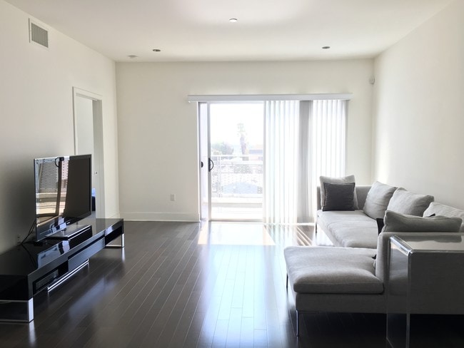 Front Facing Balcony - 1700 SAWTELLE BLVD PH9 Apartments Unit PH9