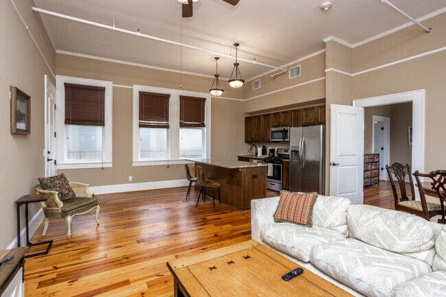 1BR, 1BA - 789SF