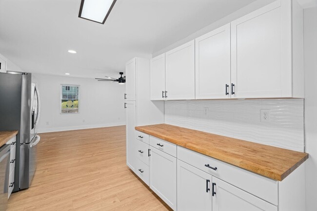 Photo - AVAILABLE NOW at a Good Price. 3 Bed 2 Bath FOR LEASE in Pulaski. $1400 Rent.