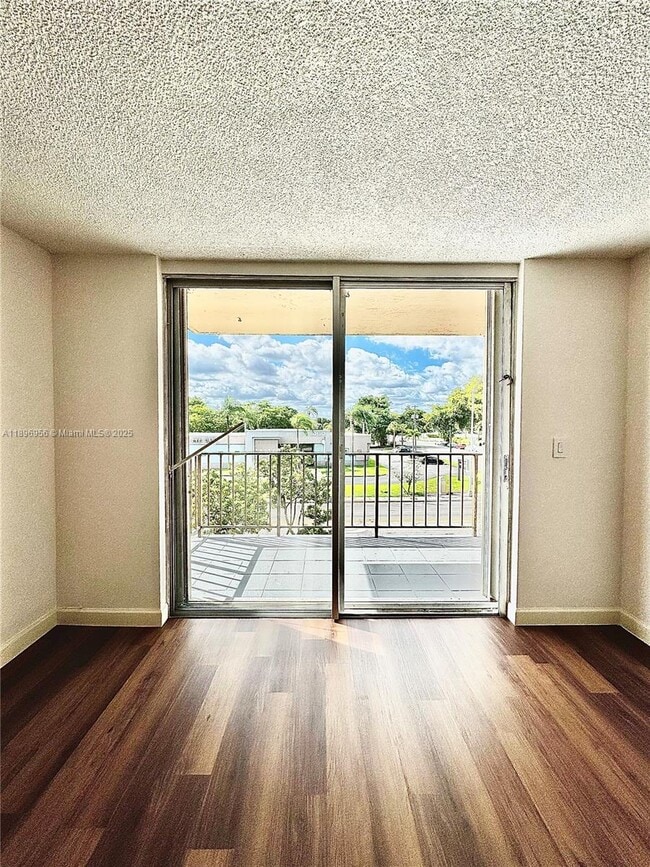 Photo - 1465 NE 123rd St Unidad 310