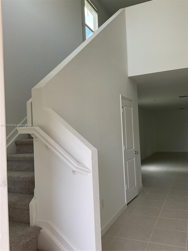 Photo - 682 Carlyle Wy