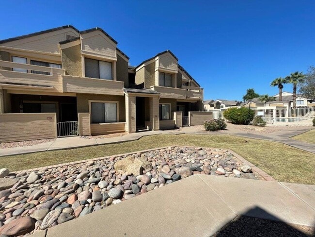 Building Photo - 2035 S Elm St Unit 1