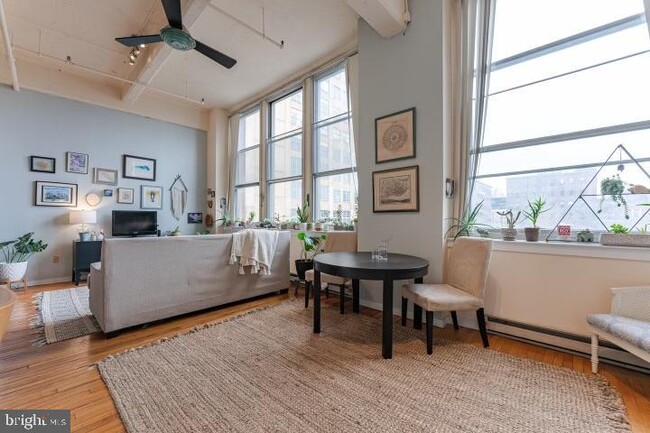 Building Photo - 1238 Callowhill St Unit 301