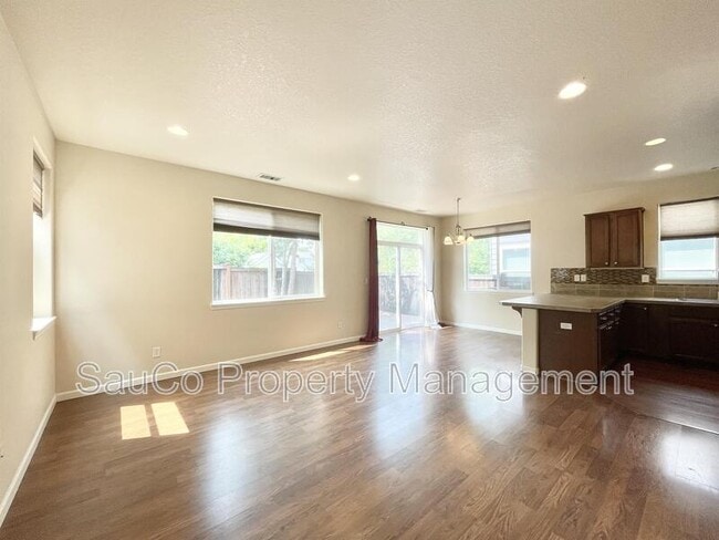 Photo - 321 NE 66th Ave