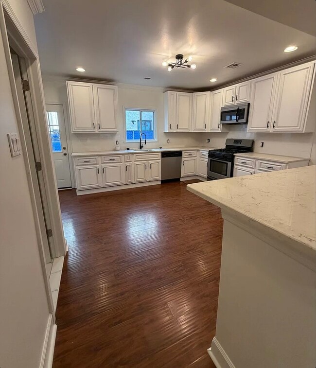 Photo - 2642 Emery St