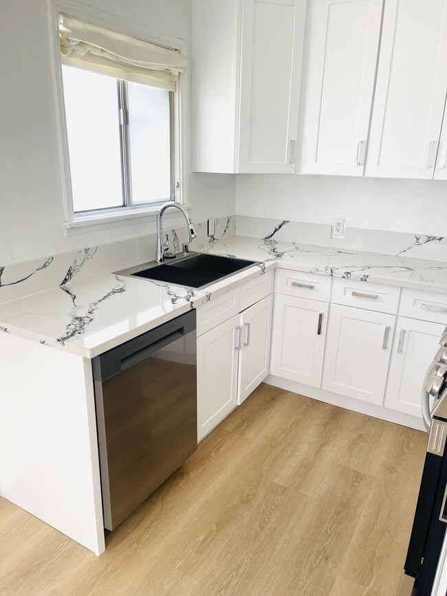 Photo - 5754 Vineland Ave