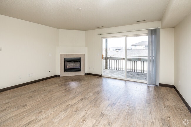 2BR, 1BA - 1.er y 2.o piso/920 pies cuadrados - Jacolyn Corner Condos Apartments