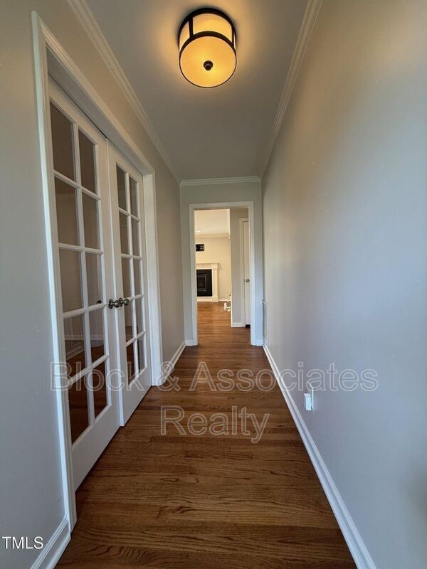 Photo - 212 Sampson St