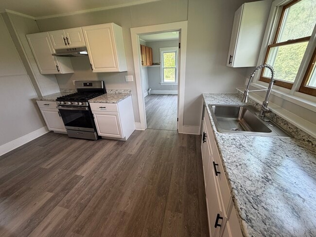 Photo - 944 Broughton Rd