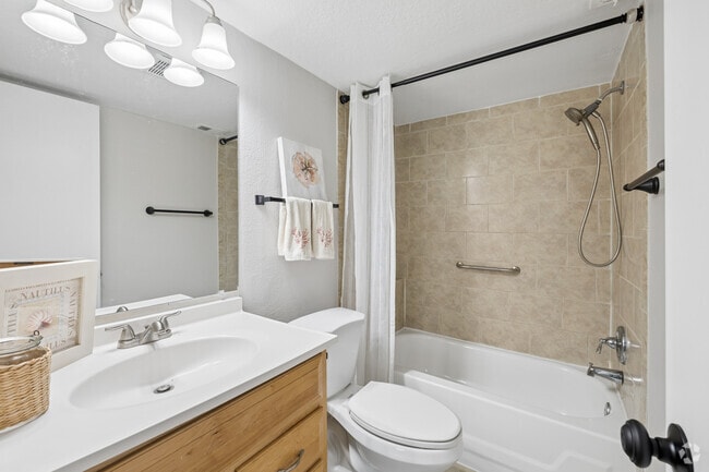 2BR, 2BA - 947SF - Bathroom