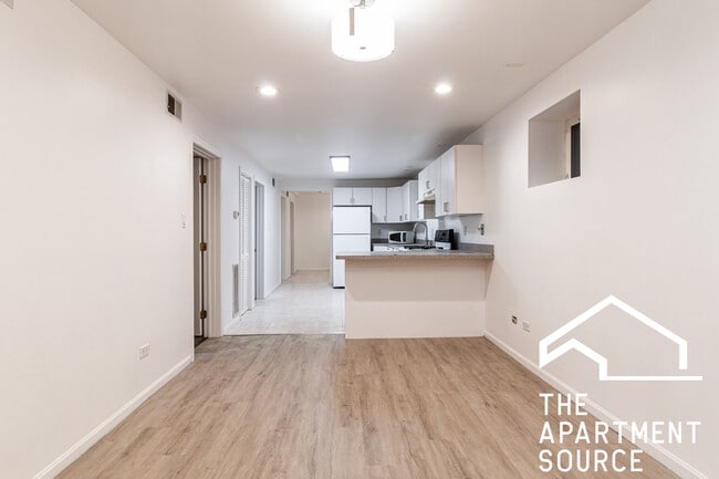 Building Photo - 1110 W Wolfram St Unit G Rental