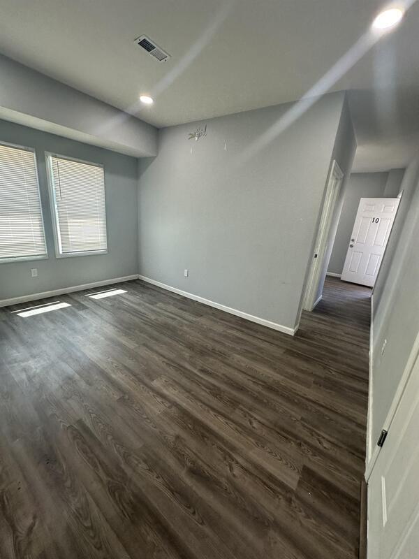 Photo - 17568-70  Lakeshore Boulevard - 10