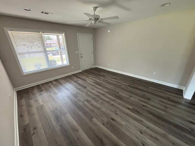 TUSCALOOSA TREASURE! 3BR/2BA | Stainless Steel | Covered Patio & Fenced Yard!