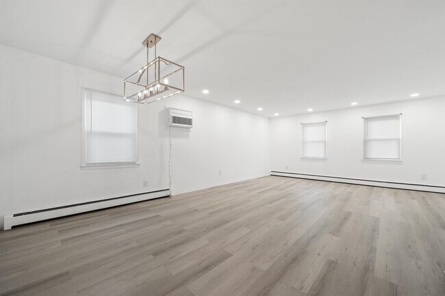 Photo - 64 Isabella Ave Unidad 2