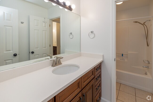 2 habitaciones, 1.5 baños, 940 pies cuadrados, baño - Hickory Plantation