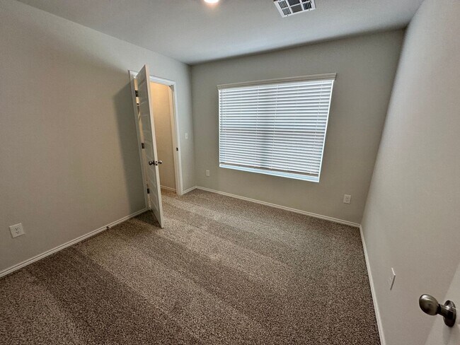 Photo - Move -in Special: Stunning 4-Bedroom, 2-Ba... Casa