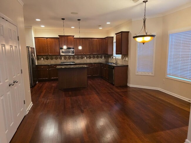 Photo - 2143 Somerset Pl SE