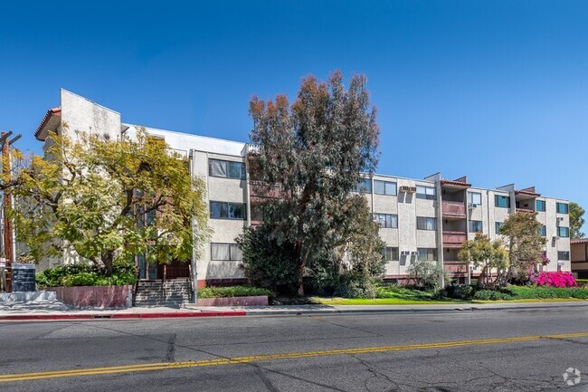 Building Photo - 530 S Barrington Ave Rental